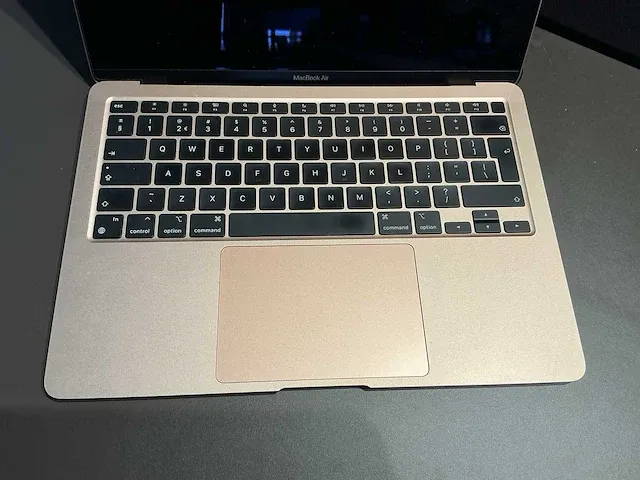 Apple macbook air 13 inch (a2337) laptop - afbeelding 2 van  7