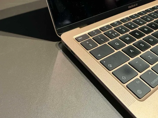 Apple macbook air 13 inch (a2337) laptop - afbeelding 4 van  7