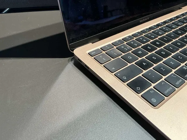 Apple macbook air 13 inch (a2337) laptop - afbeelding 3 van  7