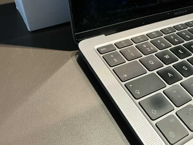 Apple macbook air 13 inch (a2337) laptop - afbeelding 4 van  8