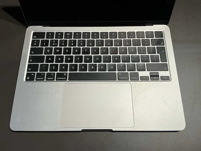 Apple macbook air 13,6 inch (a2681) laptop - afbeelding 2 van  6
