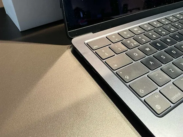 Apple macbook air 13,6 inch (a2681) laptop - afbeelding 4 van  8
