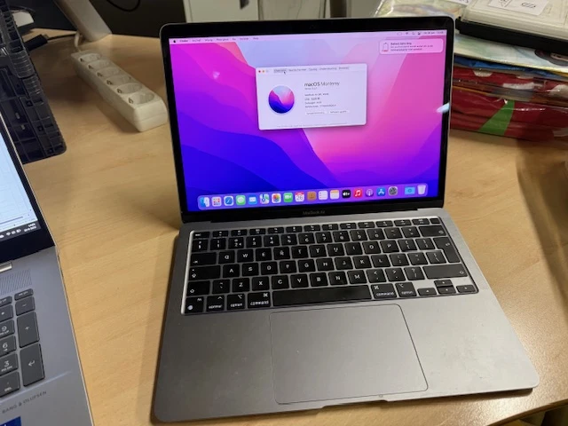 Apple macbook air m1 2020 a2337. macos montery. werkgeheugen 8 gb. 251 gb flash opslag. geen lader - afbeelding 1 van  4