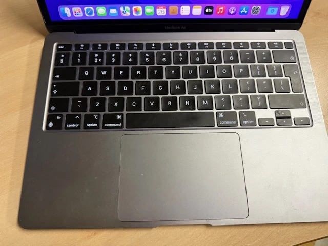 Apple macbook air m1 2020 a2337. macos montery. werkgeheugen 8 gb. 251 gb flash opslag. geen lader - afbeelding 2 van  4