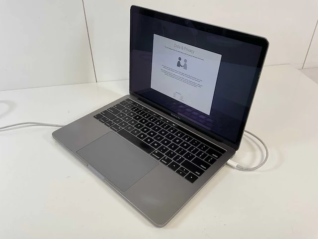 Apple macbook pro 13”, core(tm) i7 8th gen, 16 gb ram, 250 gb nvme laptop - afbeelding 3 van  8