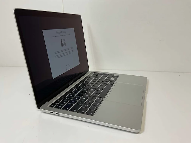 Apple macbook pro 13.3”, core(tm) i5 10th gen, 32 gb ram, 500 gb nvme laptop - afbeelding 2 van  7