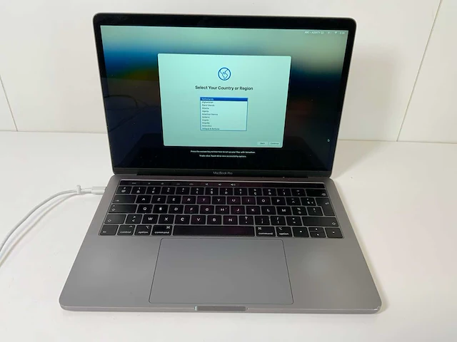 Apple macbook pro 13.3”, core(tm) i5 8th gen, 16 gb ram, 251 gb nvme laptop - afbeelding 1 van  7