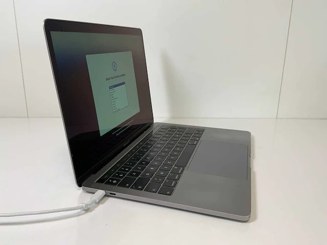 Apple macbook pro 13.3”, core(tm) i5 8th gen, 16 gb ram, 251 gb nvme laptop - afbeelding 2 van  7