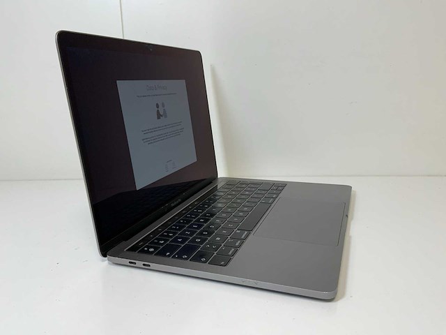 Apple macbook pro 13.3”, core(tm) i5 8th gen, 16 gb ram, 251 gb nvme laptop - afbeelding 2 van  8
