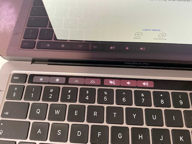 Apple macbook pro 13.3”, core(tm) i7 10th gen, 16 gb ram, 1 tb nvme laptop - afbeelding 2 van  10