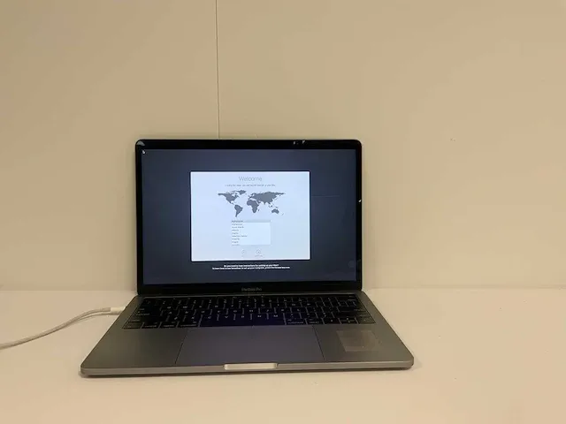 Apple macbook pro 13.3", core(tm) i7 7th gen, 16 gb ram, 251 gb nvme laptop - afbeelding 1 van  6