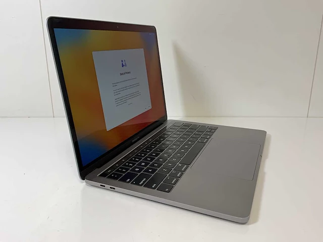 Apple macbook pro 13.3”, core(tm) i7 8th gen, 16 gb ram, 1 tb nvme laptop - afbeelding 2 van  7