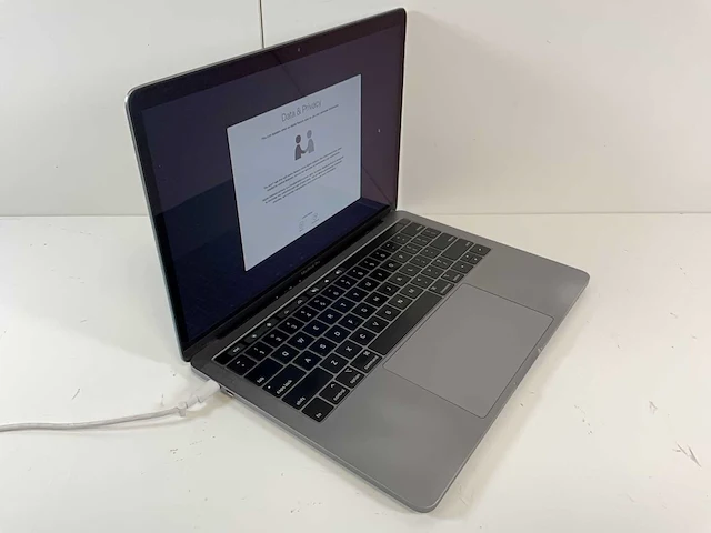 Apple macbook pro 13.3”, core(tm) i7 8th gen, 16 gb ram, 1 tb nvme laptop - afbeelding 2 van  7