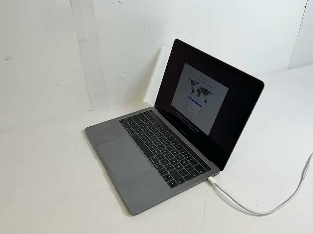 Apple macbook pro 13.3", core(tm) i7 8th gen, 16 gb ram, 251 gb nvme laptop - afbeelding 2 van  6
