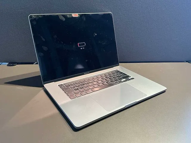Apple macbook pro 15 inch (a2141) laptop - afbeelding 1 van  7