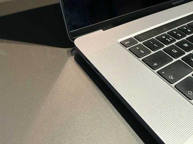 Apple macbook pro 15 inch (a2141) laptop - afbeelding 4 van  7