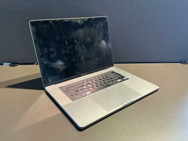 Apple macbook pro 15 inch (a2141) laptop - afbeelding 1 van  6