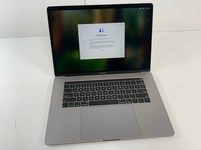 Apple macbook pro 15.4", core(tm) i7, 32 gb ram, 251 gb ssd, amd radeon pro 555x 4 gb laptop - afbeelding 1 van  7