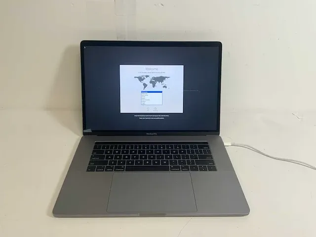 Apple macbook pro 15.4", core(tm) i7 7th gen, 16 gb ram, 251 gb nvme, amd radeon pro 555 2 gb laptop - afbeelding 3 van  6