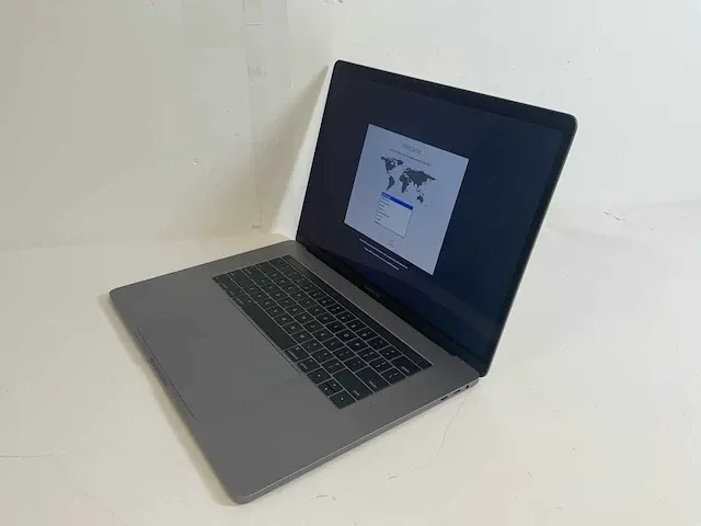 Apple macbook pro 15.4", core(tm) i7 7th gen, 16 gb ram, 251 gb nvme, amd radeon pro 555 2 gb laptop - afbeelding 2 van  6