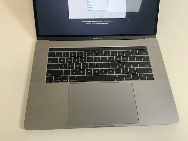 Apple macbook pro 15.4", core(tm) i7 7th gen, 16 gb ram, 251 gb nvme, amd radeon pro 555 2 gb laptop - afbeelding 4 van  6