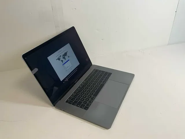 Apple macbook pro 15.4", core(tm) i7 7th gen, 16 gb ram, 500 gb nvme, amd radeon pro 560 4 gb laptop - afbeelding 4 van  6