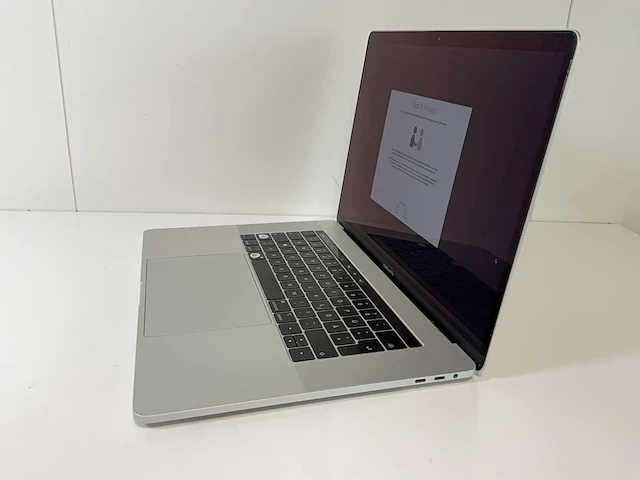 Apple macbook pro 15.4”, core(tm) i7 8th gen, 16 gb ram, 251 gb nvme, amd radeon rx pro 555x 4 gb laptop - afbeelding 2 van  6