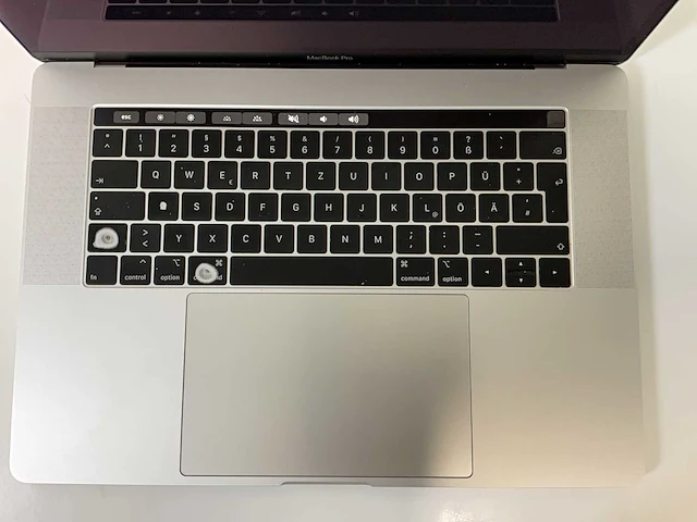 Apple macbook pro 15.4”, core(tm) i7 8th gen, 16 gb ram, 251 gb nvme, amd radeon rx pro 555x 4 gb laptop - afbeelding 3 van  6