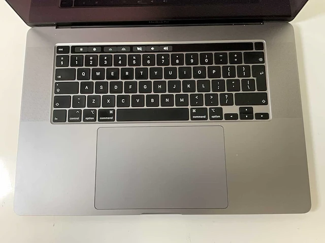 Apple macbook pro 15.4”, core(tm) i7 8th gen, 16 gb ram, 251 gb nvme, amd radeon rx pro 555x 4 gb laptop - afbeelding 3 van  13