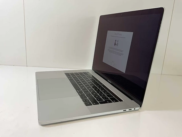 Apple macbook pro 15.4”, core(tm) i7 8th gen, 16 gb ram, 251 gb nvme, amd radeon rx pro 555x 4 gb laptop - afbeelding 7 van  13