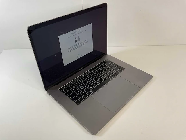 Apple macbook pro 15,4”, core(tm) i7 8th gen, 32 gb ram, 250 gb nvme, amd radeon pro 560x 4 gb laptop - afbeelding 2 van  8