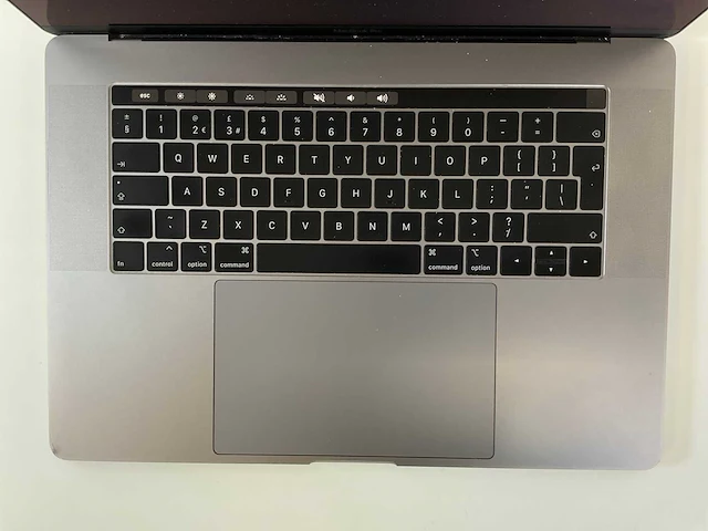 Apple macbook pro 15,4”, core(tm) i7 8th gen, 32 gb ram, 250 gb nvme, amd radeon pro 560x 4 gb laptop - afbeelding 4 van  8