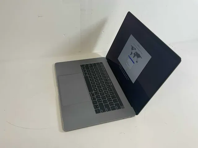 Apple macbook pro 15.4", core(tm) i7 8th gen, 32 gb ram, 251 gb nvme, amd radeon pro 555x 4 gb laptop - afbeelding 2 van  6