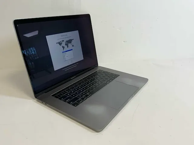 Apple macbook pro 15.4", core(tm) i7 8th gen, 32 gb ram, 251 gb nvme, amd radeon pro 555x 4 gb laptop - afbeelding 1 van  6