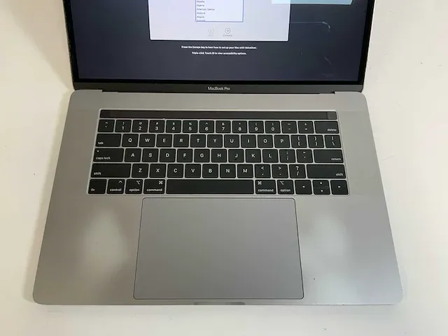 Apple macbook pro 15.4", core(tm) i7 8th gen, 32 gb ram, 251 gb nvme, amd radeon pro 555x 4 gb laptop - afbeelding 2 van  6
