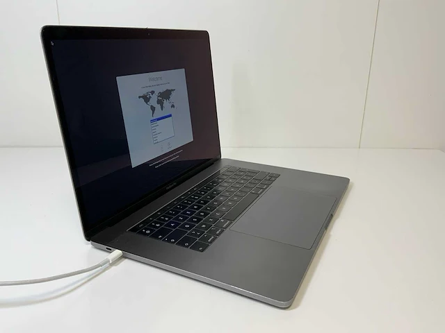 Apple macbook pro 15.4”, core(tm) i7 8th gen, 32 gb ram, 251 gb nvme, amd radeon pro 555x 4 gb laptop - afbeelding 2 van  7