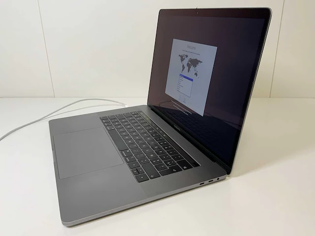 Apple macbook pro 15.4”, core(tm) i7 8th gen, 32 gb ram, 251 gb nvme, amd radeon pro 555x 4 gb laptop - afbeelding 3 van  7