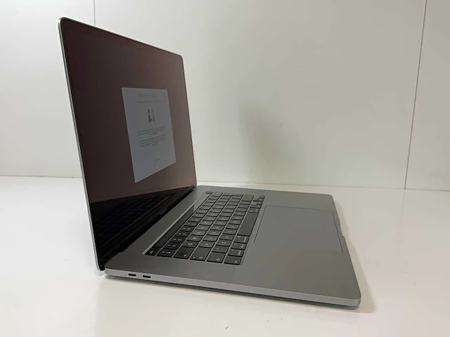 Apple macbook pro 15.4”, core(tm) i7 9th gen, 16 gb ram, 500 gb nvme, amd radeon rx pro 5500m 4 gb laptop - afbeelding 2 van  7