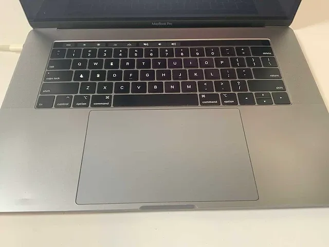 Apple macbook pro 15.4”, core(tm) i7 9th gen, 32 gb ram, 251 gb nvme, amd radeon pro 555x 4 gb laptop - afbeelding 4 van  6