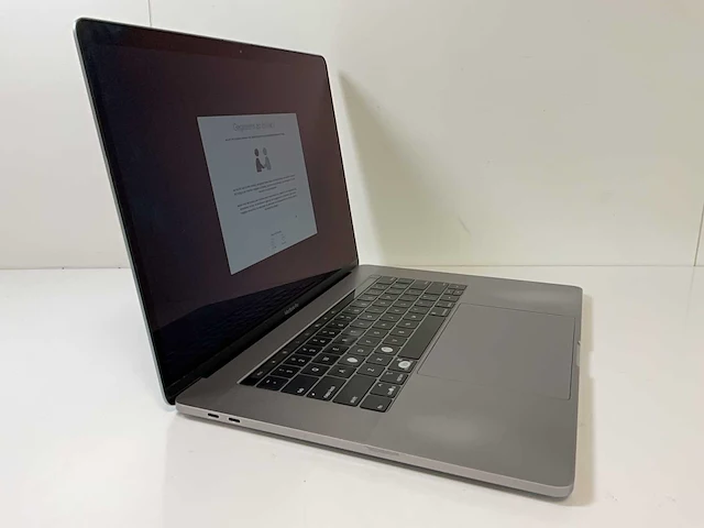 Apple macbook pro 15.4”, core(tm) i7 9th gen, 32 gb ram, 251 gb nvme, amd radeon pro 555x 4 gb laptop - afbeelding 2 van  7