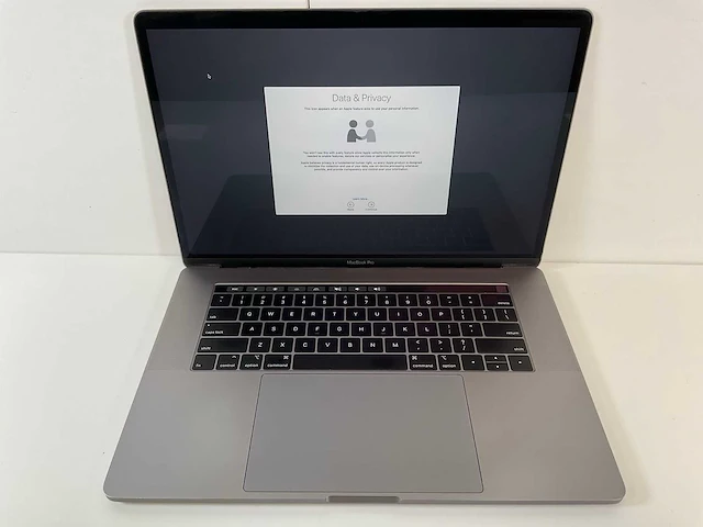Apple macbook pro 15,4”, core(tm) i7 9th gen, 32 gb ram, 256 gb ssd, amd radeon rx 5500 4 gb laptop - afbeelding 1 van  7
