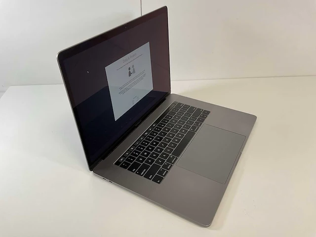 Apple macbook pro 15,4”, core(tm) i7 9th gen, 32 gb ram, 256 gb ssd, amd radeon rx 5500 4 gb laptop - afbeelding 2 van  7