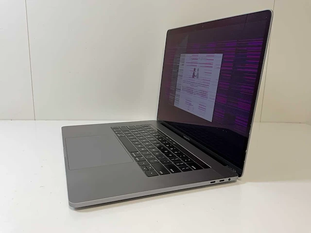 Apple macbook pro 15.4”, core(tm) i9 8th gen, 16 gb ram, 1 tb nvme, amd radeon rx pro 560x 4 gb laptop - afbeelding 3 van  7