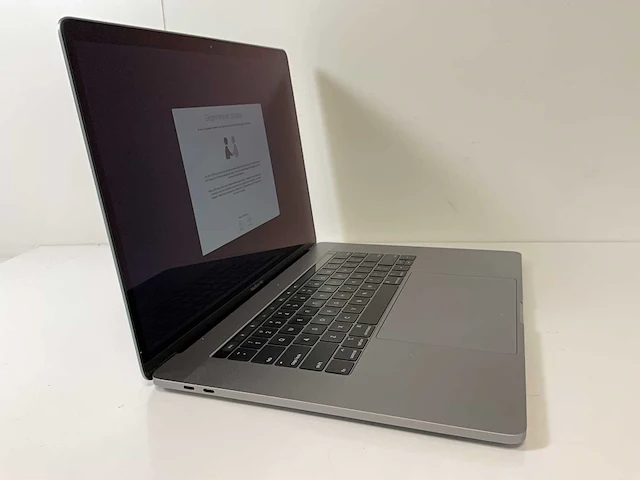 Apple macbook pro 15.4”, core(tm) i9 8th gen, 16 gb ram, 500 gb nvme, amd radeon rx pro 560x 4 gb laptop - afbeelding 2 van  7