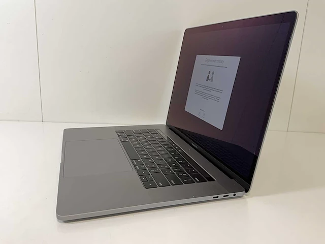 Apple macbook pro 15.4”, core(tm) i9 8th gen, 16 gb ram, 500 gb nvme, amd radeon rx pro 560x 4 gb laptop - afbeelding 3 van  7