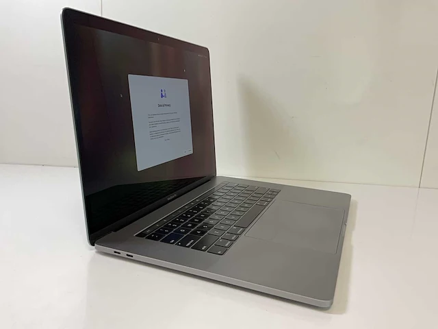 Apple macbook pro 15.4”, core(tm) i9 8th gen, 32 gb ram, 512 gb nvme, amd radeon rx pro 560x 4 gb laptop - afbeelding 2 van  7