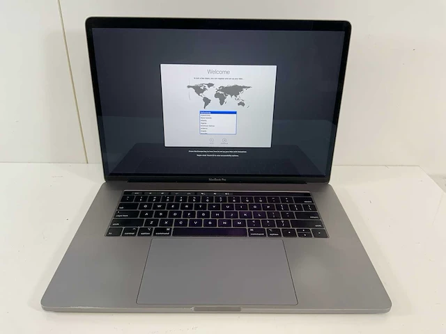 Apple macbook pro 15.4", core(tm) i9 9e generatie, 16 gb ram, 500 gb nvme, amd radeon rx pro 560x 4 gb laptop - afbeelding 1 van  7