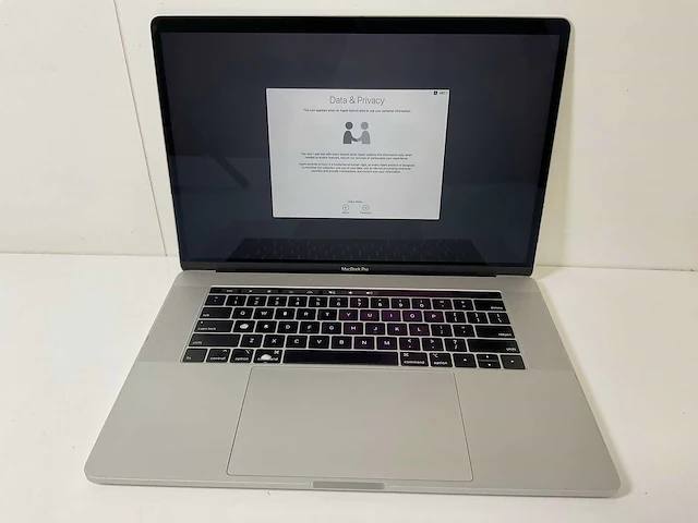 Apple macbook pro 15.4”, hexacore i7, 16 gb ram, 512 gb ssd, amd radeon pro 560x 4 gb laptop - afbeelding 1 van  7