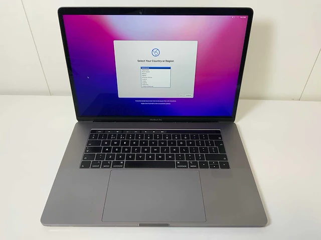 Apple macbook pro 15.4”, hexacore i7, 16 gb ram, 512 gb ssd, amd radeon pro 560x 4 gb laptop - afbeelding 1 van  8