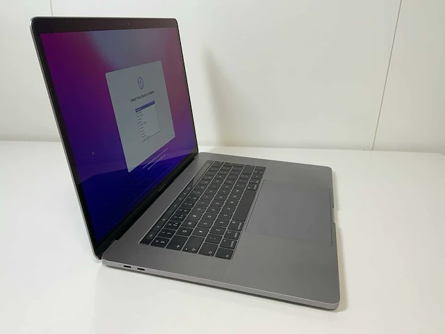 Apple macbook pro 15.4”, hexacore i7, 16 gb ram, 512 gb ssd, amd radeon pro 560x 4 gb laptop - afbeelding 3 van  8